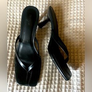 Black thong sandals,,  so stinking cute